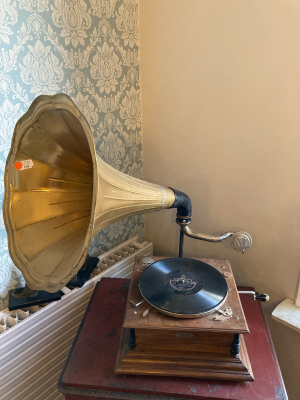 gramophone-copyright-ferme-les-caperies-10778 gramophone-copyright-ferme-les-caperies-10778